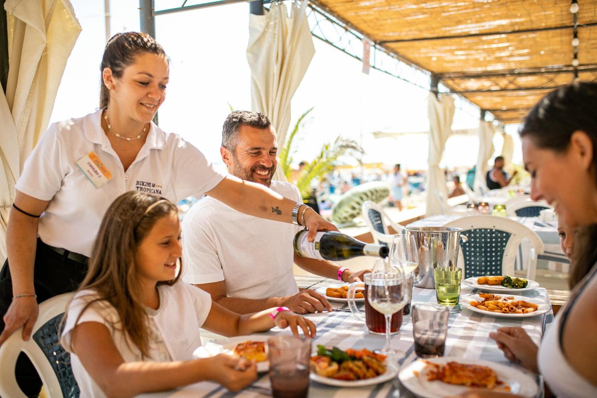 Bikini Tropicana Family Hotel Lido Di Savio Ngoại thất bức ảnh