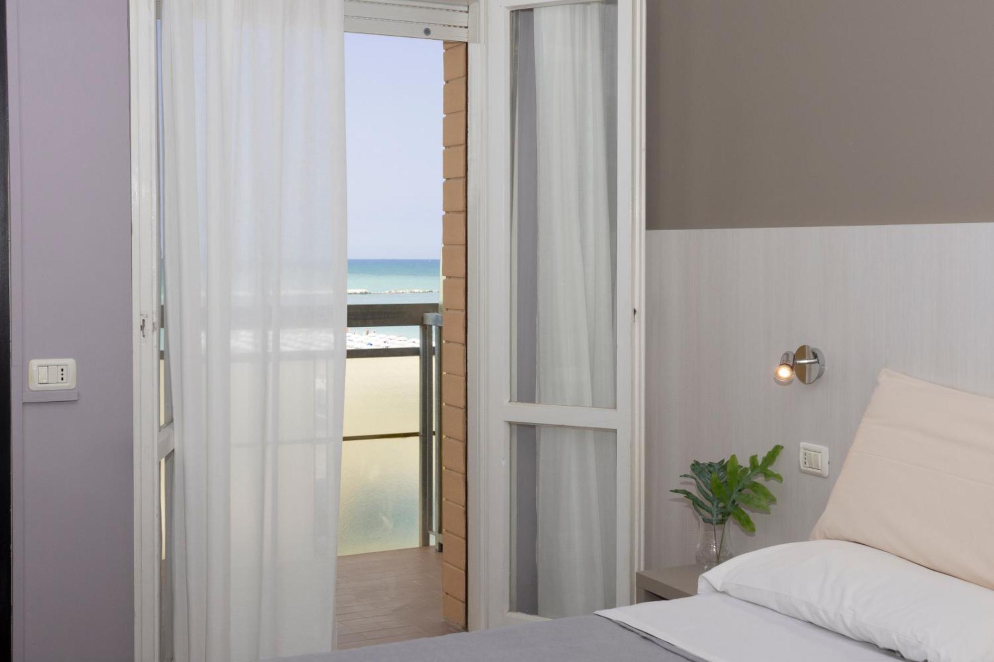 Bikini Tropicana Family Hotel Lido Di Savio Ngoại thất bức ảnh