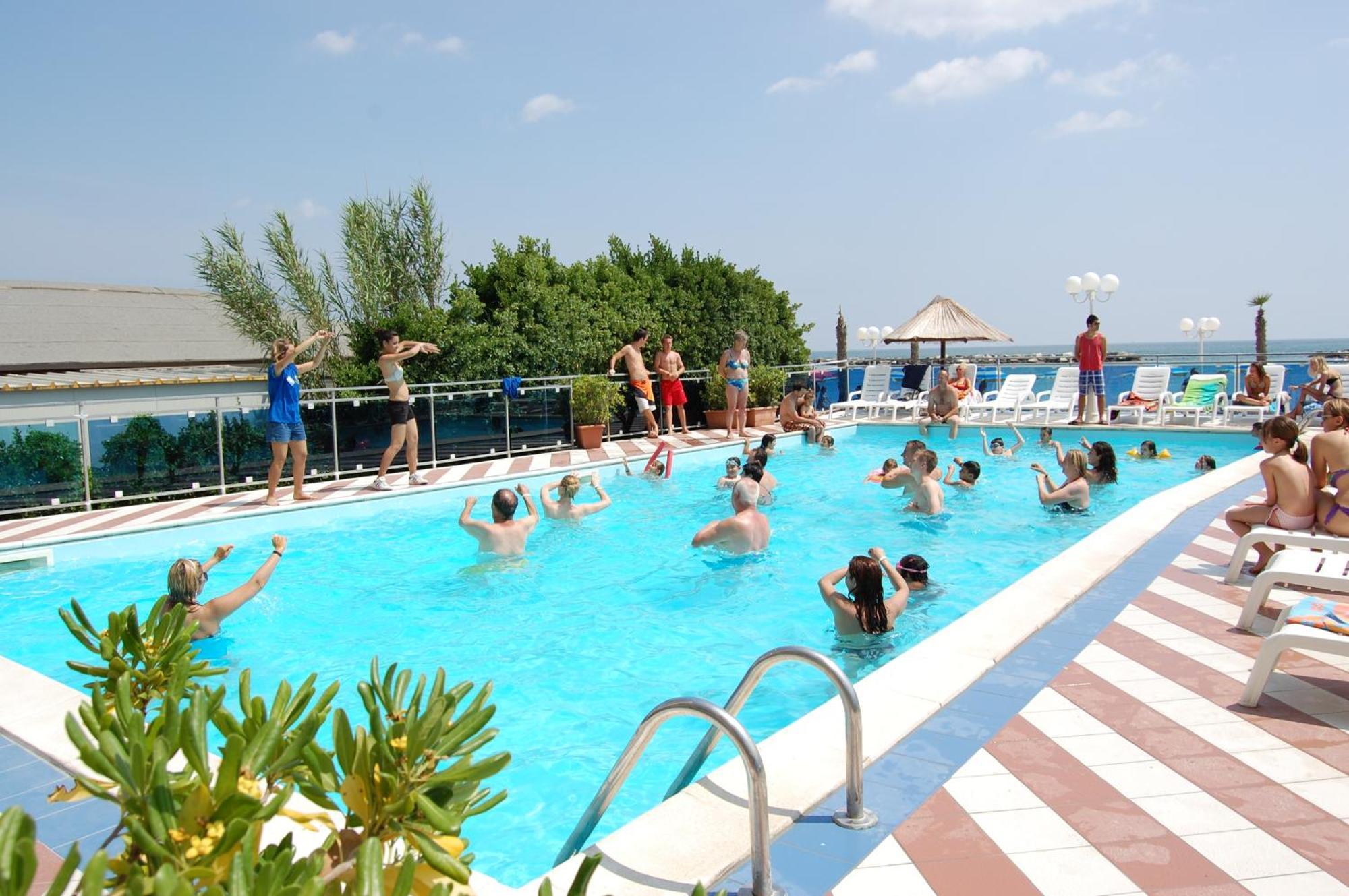 Bikini Tropicana Family Hotel Lido Di Savio Ngoại thất bức ảnh