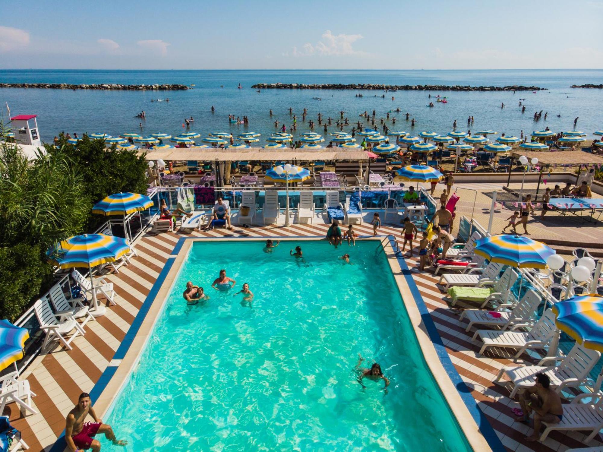 Bikini Tropicana Family Hotel Lido Di Savio Ngoại thất bức ảnh