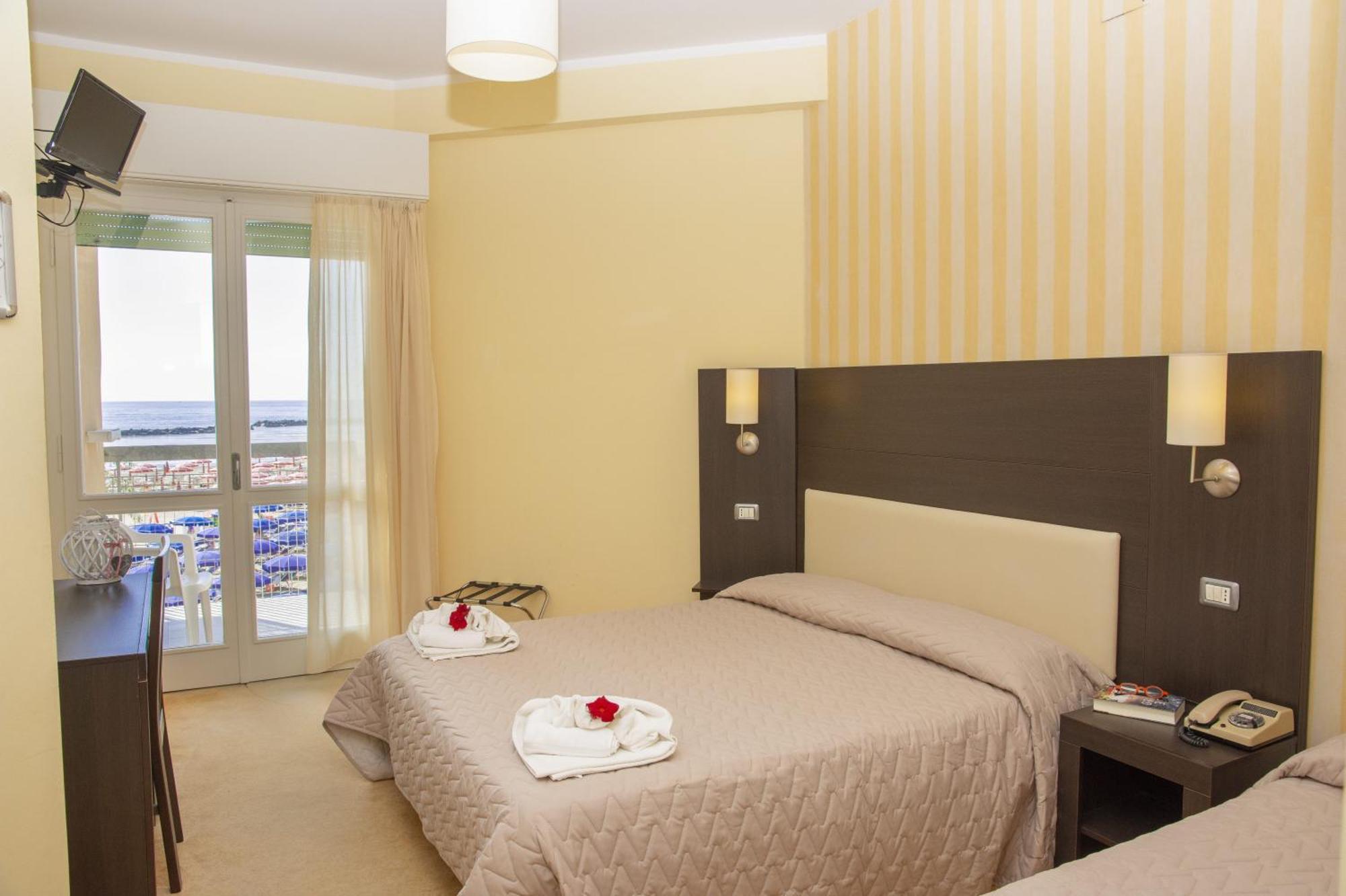 Bikini Tropicana Family Hotel Lido Di Savio Ngoại thất bức ảnh